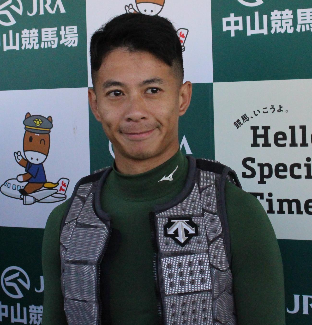 ラッキースワイネスに騎乗するK・リョン騎手（撮影・深田雄智）