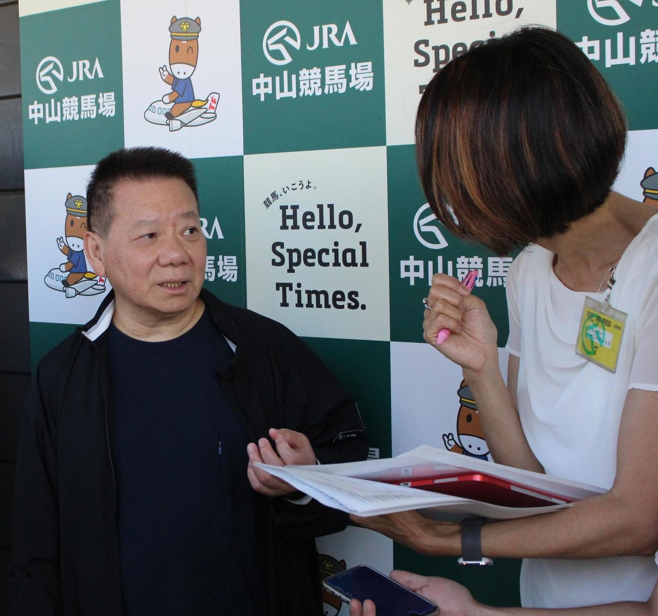 取材中に通訳へ身ぶり手ぶりで説明するラッキースワイネスを管理するK・マン師（撮影・深田雄智）