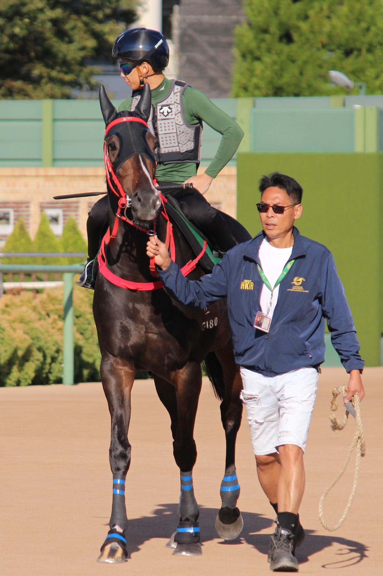 リョン騎手を背に追い切りへ向かうラッキースワイネス（撮影・深田雄智）