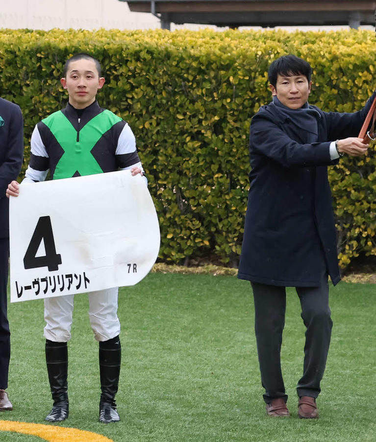舟山騎手（左）と田中博師（2025年3月8日撮影）