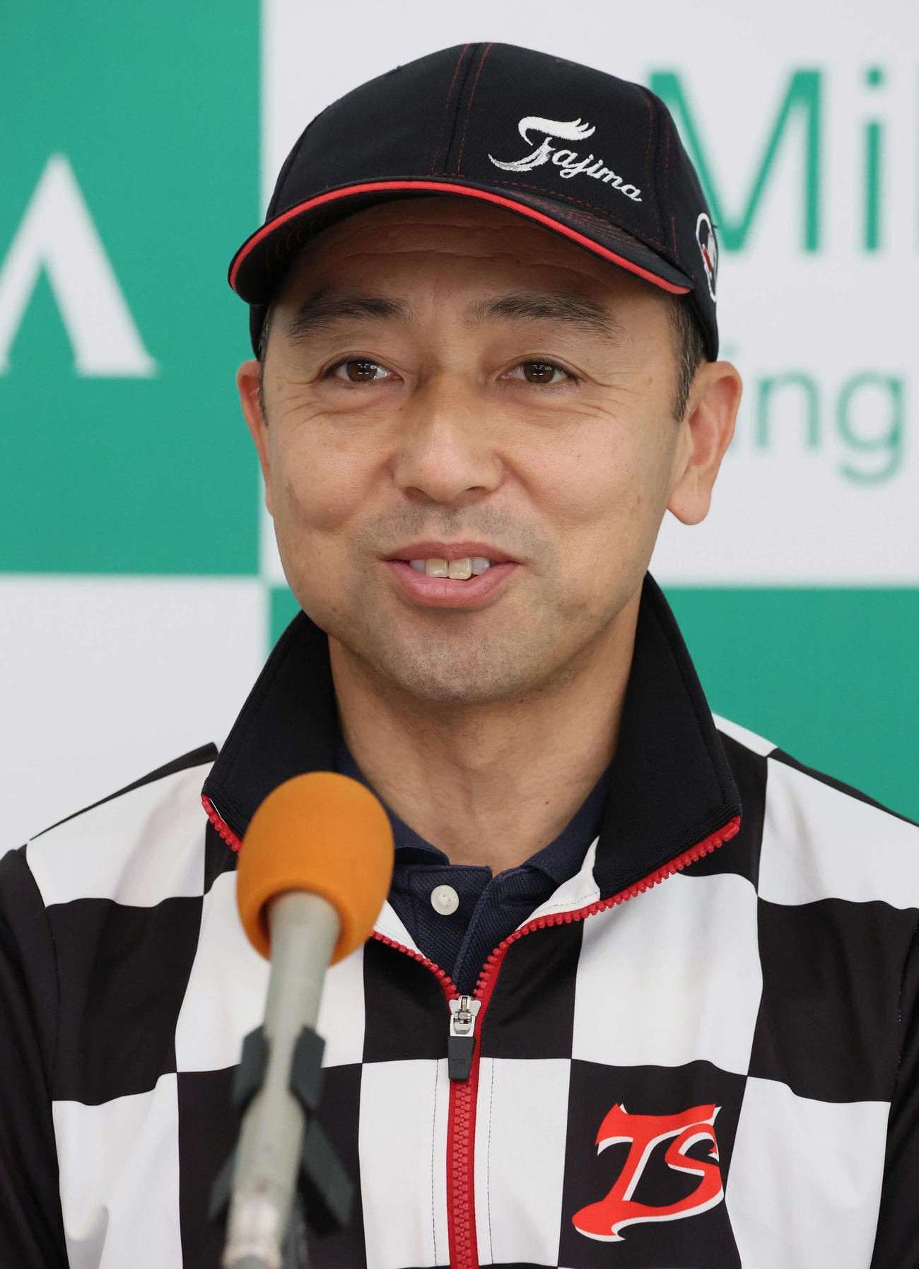 カピリナの追い切りを終えて記者会見する田島師（撮影・丹羽敏通）