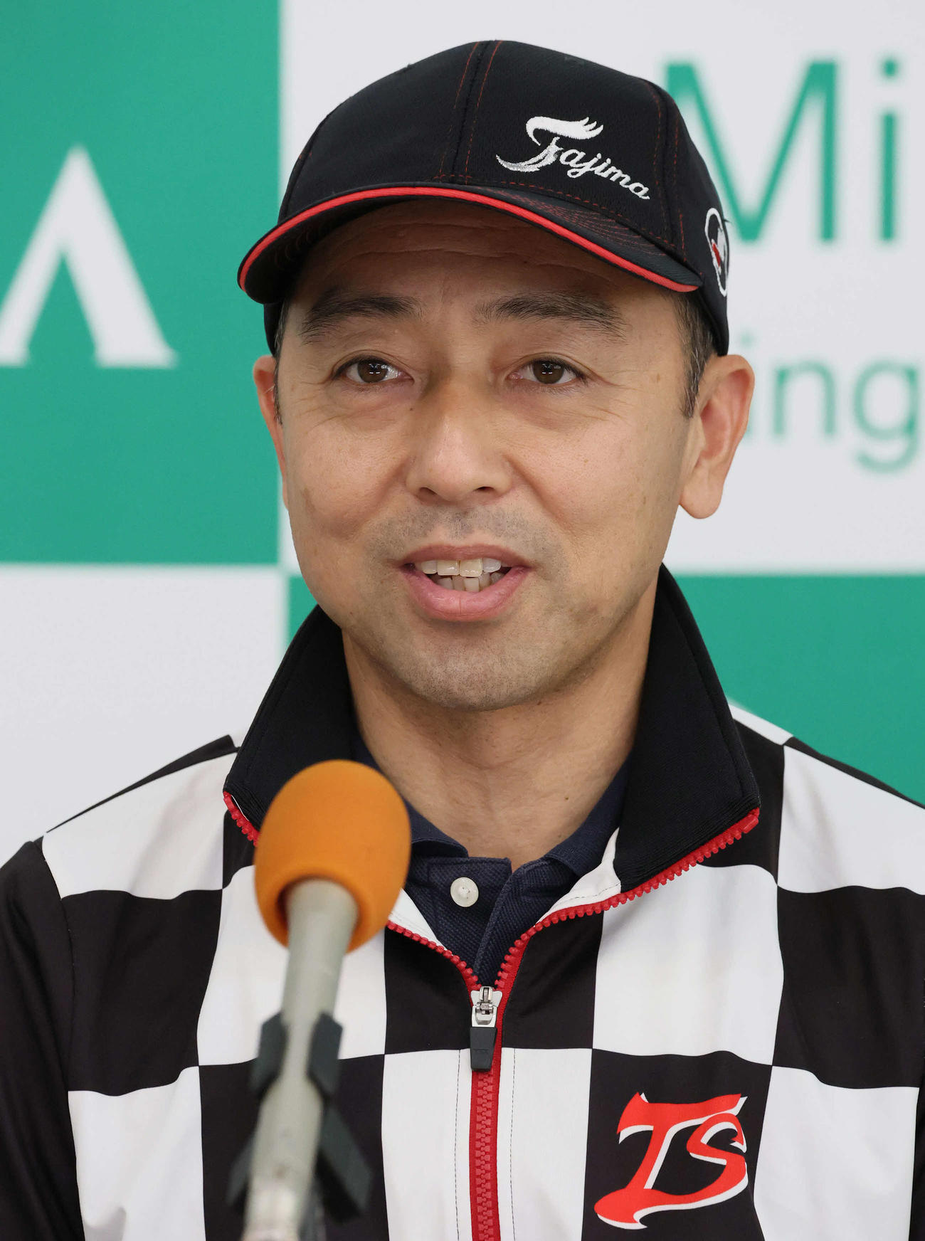 カピリナの追い切りを終えて記者会見する田島師（撮影・丹羽敏通）