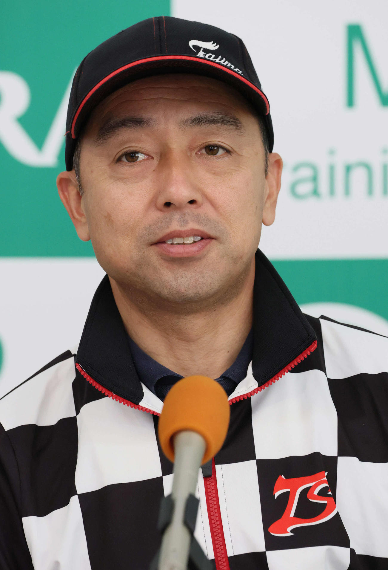 カピリナの追い切りを終えて記者会見する田島師（撮影・丹羽敏通）