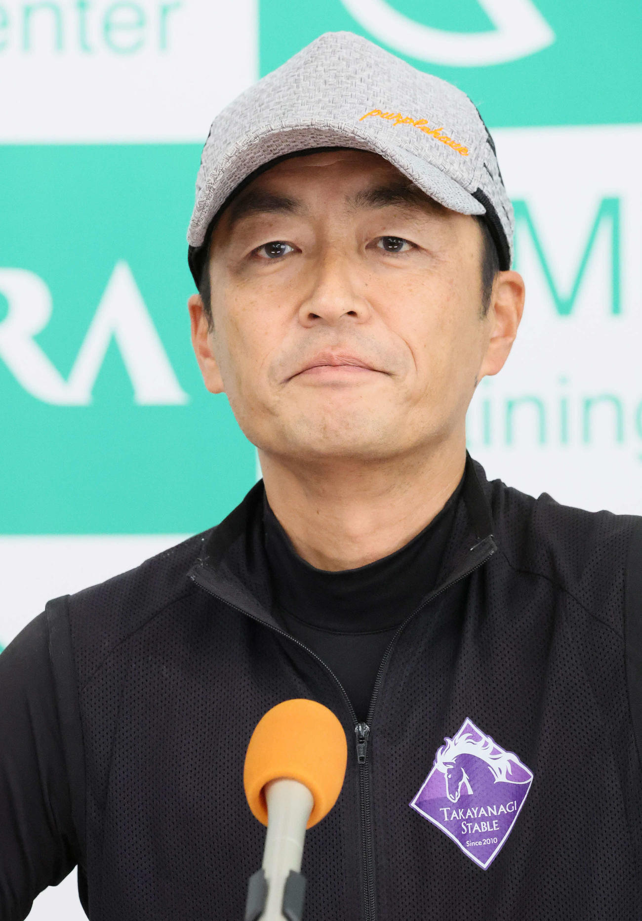 トウシンマカオの追い切りを終えて記者会見する高柳瑞師（撮影・丹羽敏通）