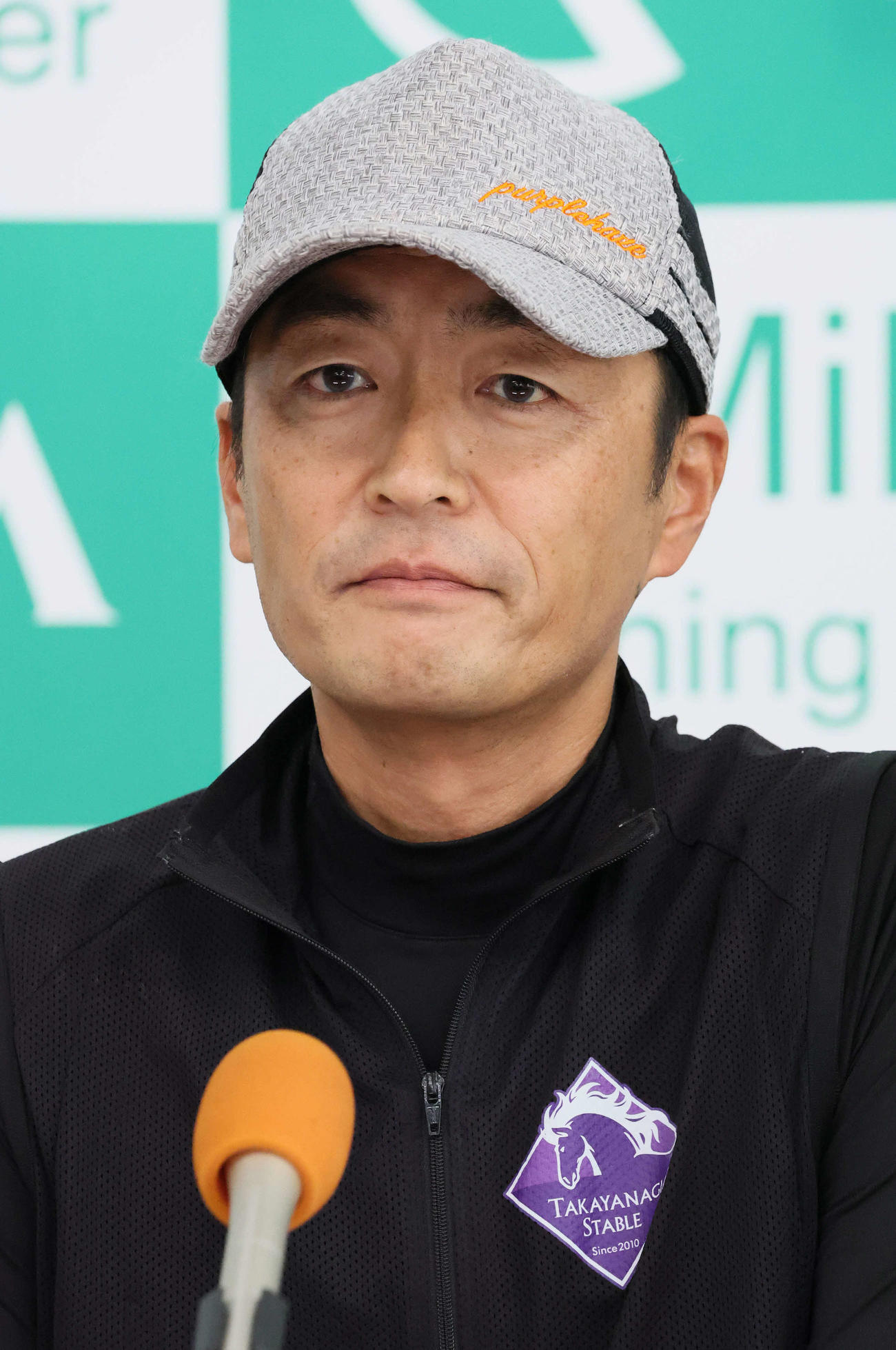 トウシンマカオの追い切りを終えて記者会見する高柳瑞師（撮影・丹羽敏通）