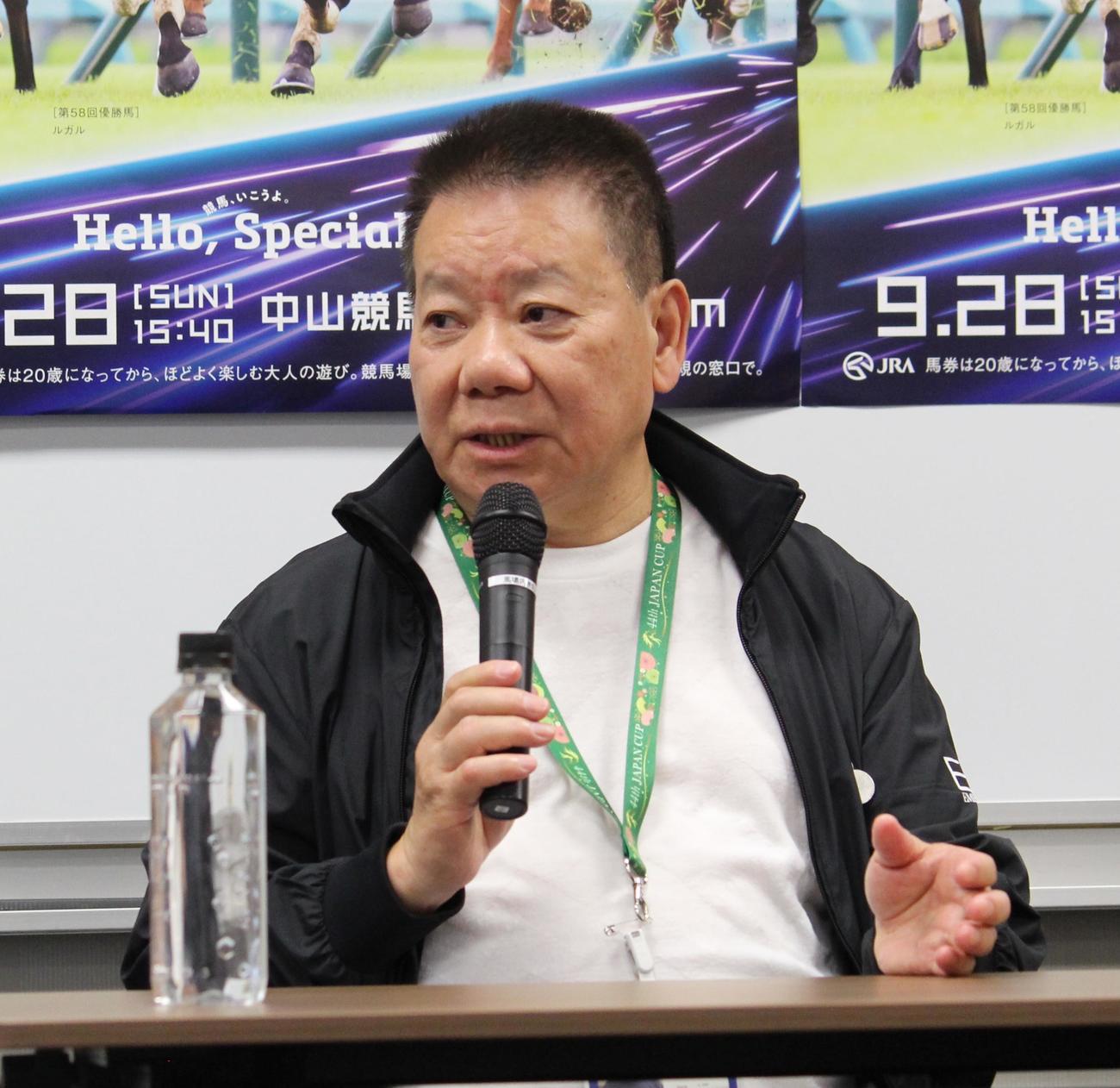 報道陣からの質問に答えるK・マン師（撮影・深田雄智）