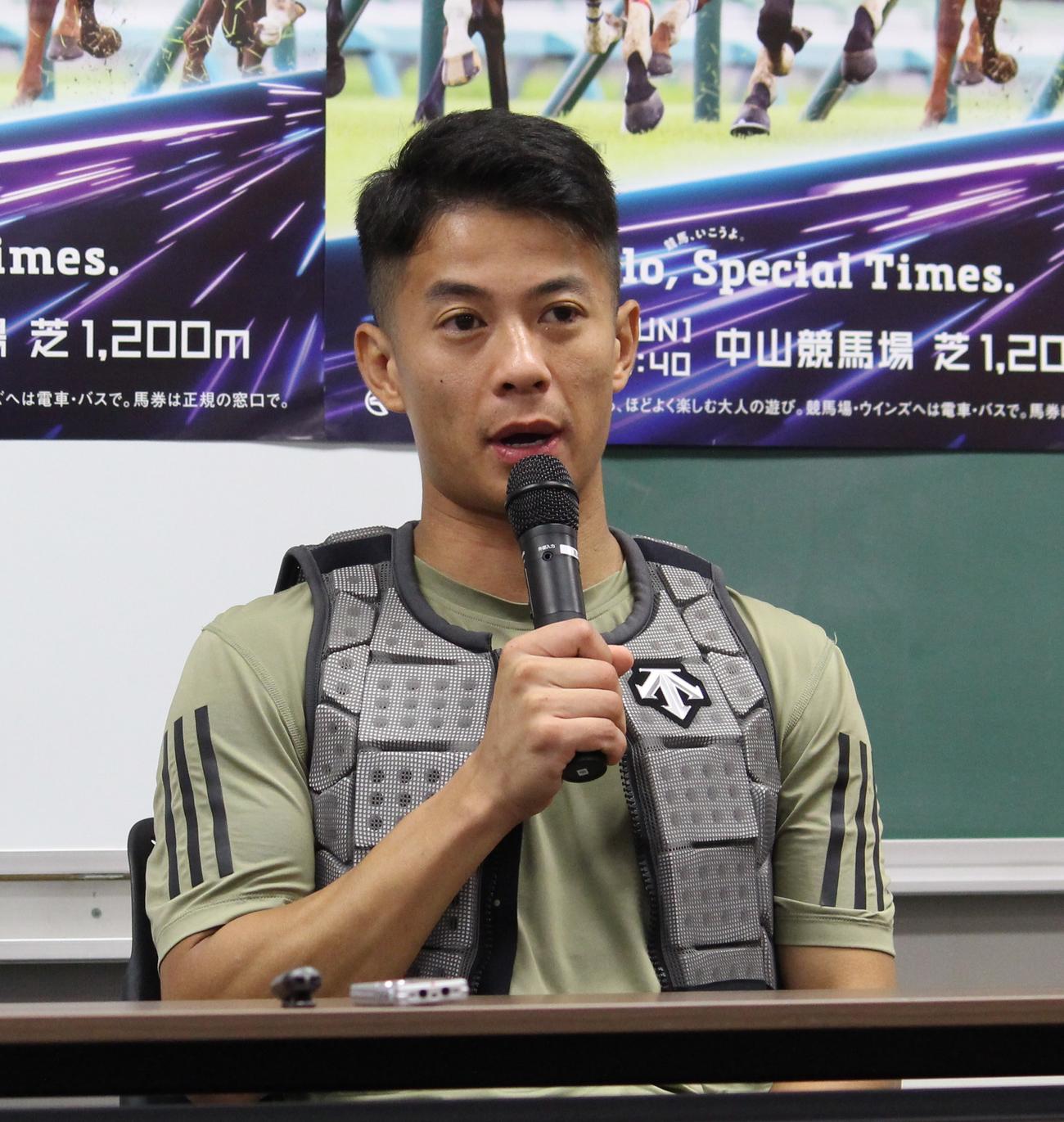 報道陣からの質問に答えるK・リョン騎手（撮影・深田雄智）