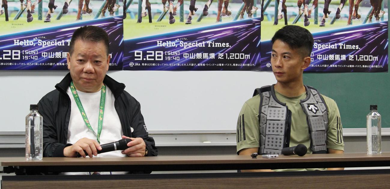 記者会見中のラッキースワイネス陣営、K・マン師（左）とK・リョン騎手（撮影・深田雄智）