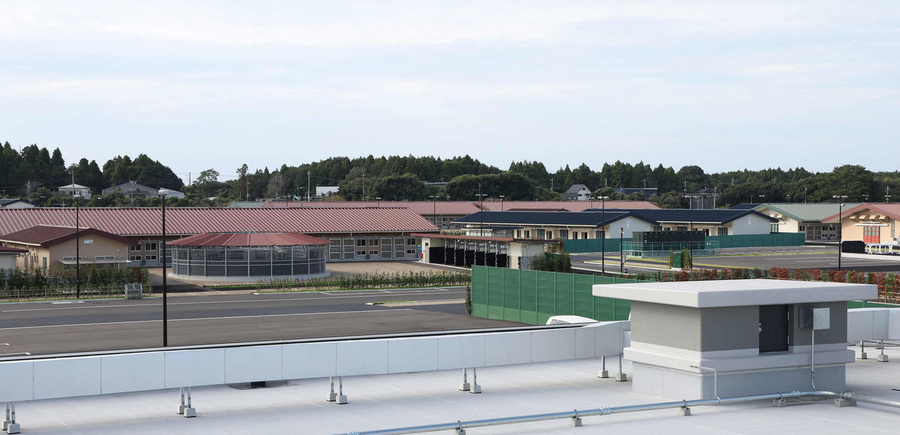 新たに完成した中央地区の厩舎棟（撮影・丹羽敏通）