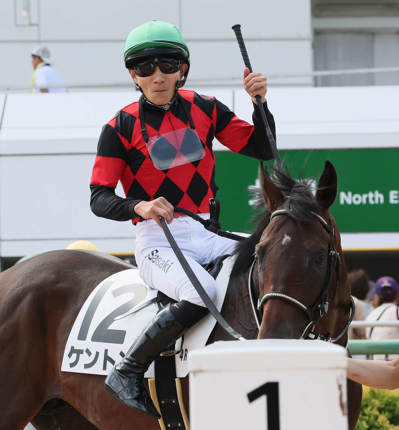 中山4R、2歳新馬戦をケントンで制した佐々木騎手（撮影・丹羽敏通）