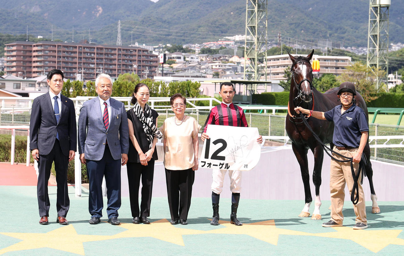 阪神3R、2歳未勝利を勝ち上がったフォーゲルと口取りに並ぶジョアン・モレイラ騎手（右から2人目）（撮影・白石智彦）