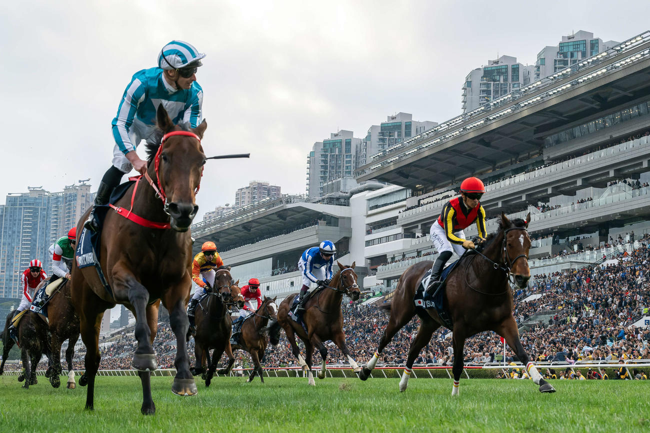 ロマンチックウォリアー（左）（C）The　Hong　Kong　Jockey　Club