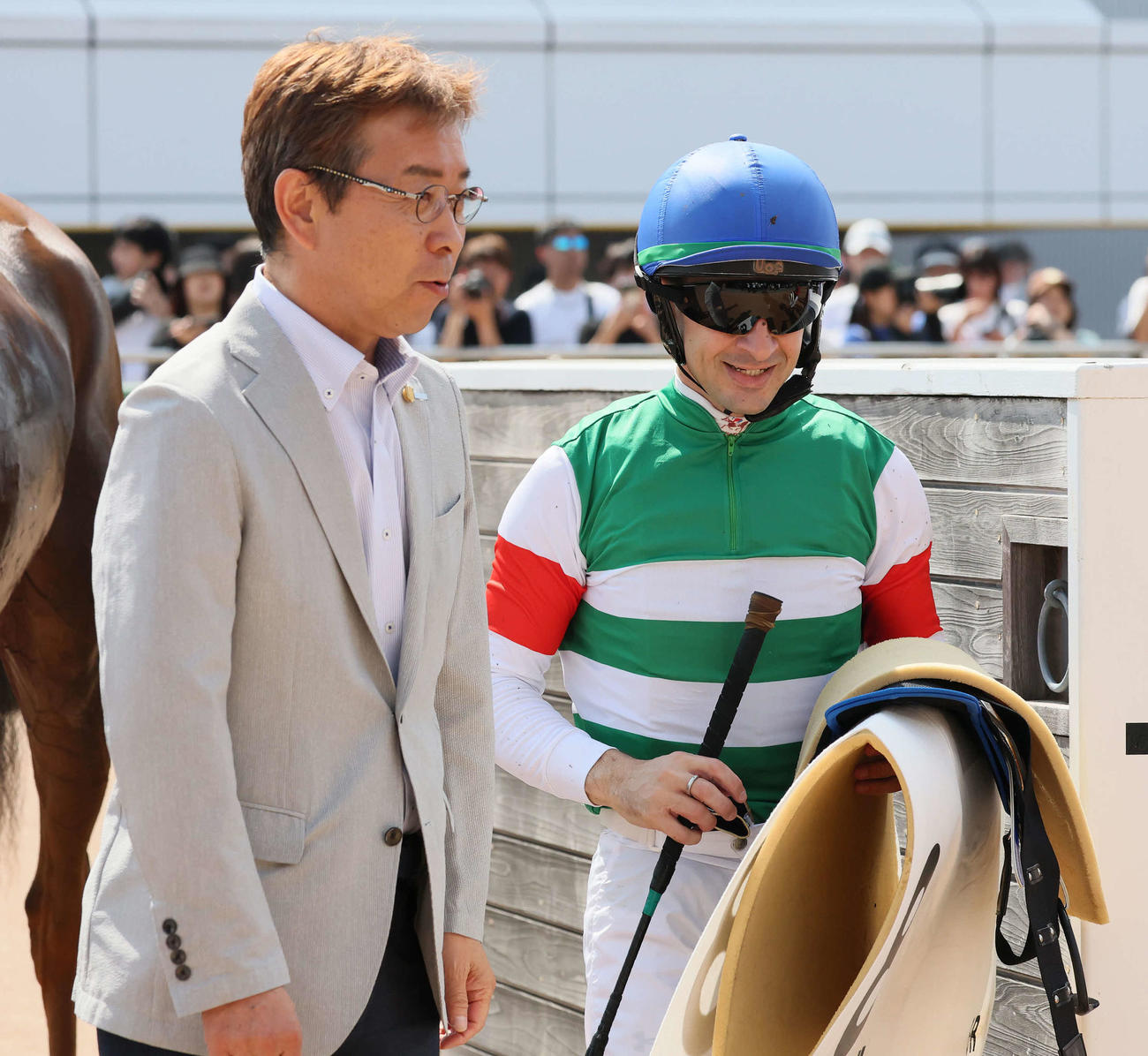 中山5R、2歳新馬戦をギリーズボールで制した手塚師（左）とルメール騎手（撮影・丹羽敏通）
