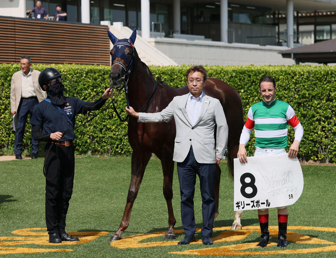中山5R、2歳新馬戦を制したギリーズボールの口取りをする手塚師とルメール騎手（撮影・丹羽敏通）
