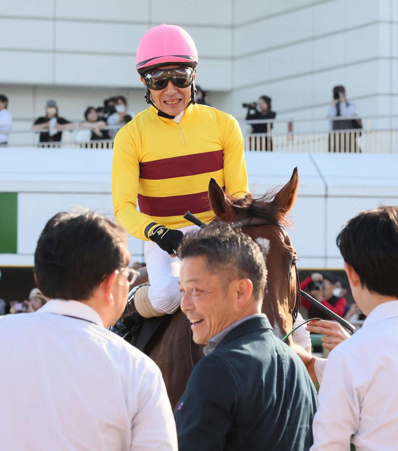 秋風Sを制したピースワンデュックと柴田善騎手。手前は笑顔の大竹師（撮影・丹羽敏通）