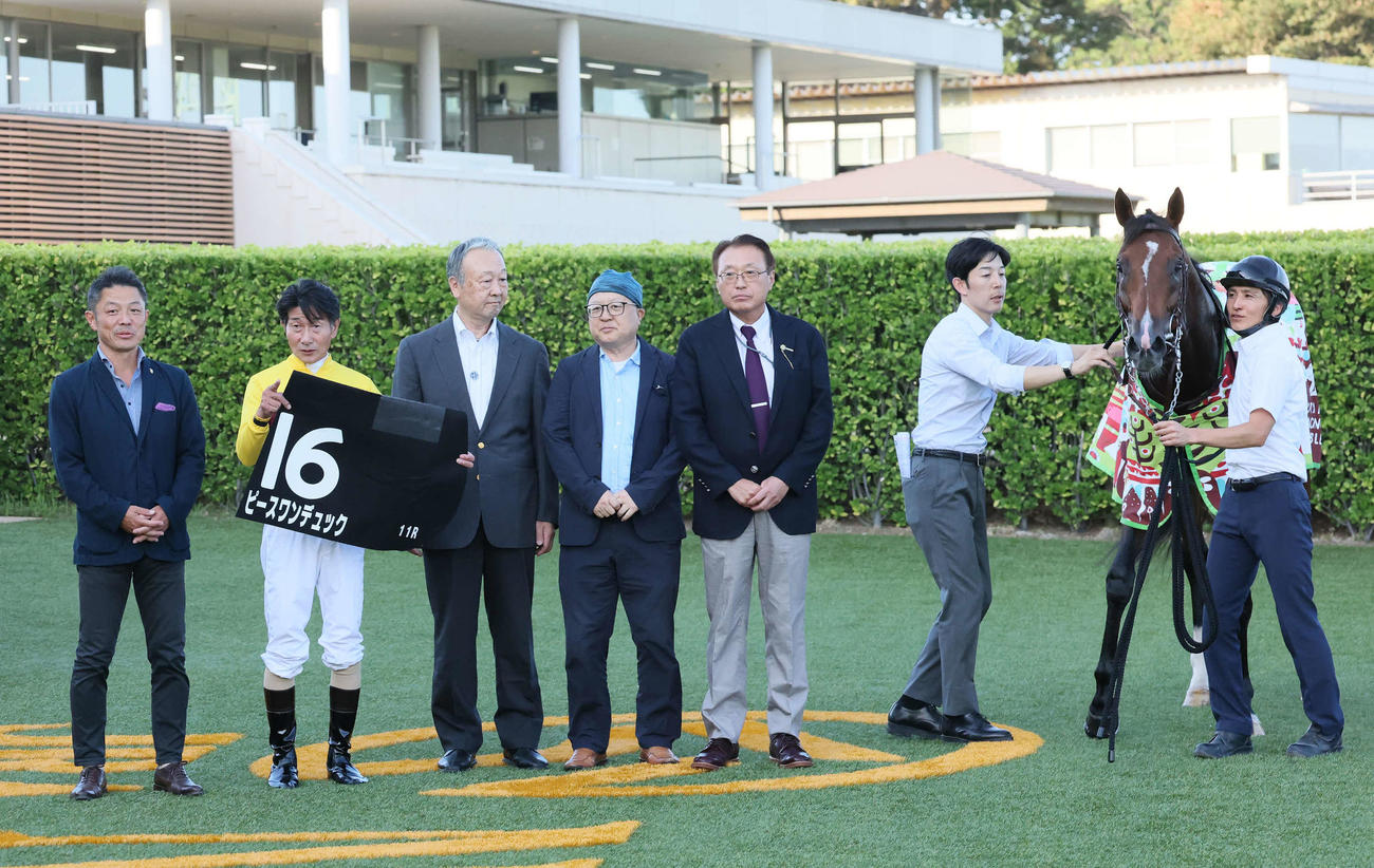 秋風Sを制したピースワンデュックの口取りをする大竹師と柴田善騎手（撮影・丹羽敏通）