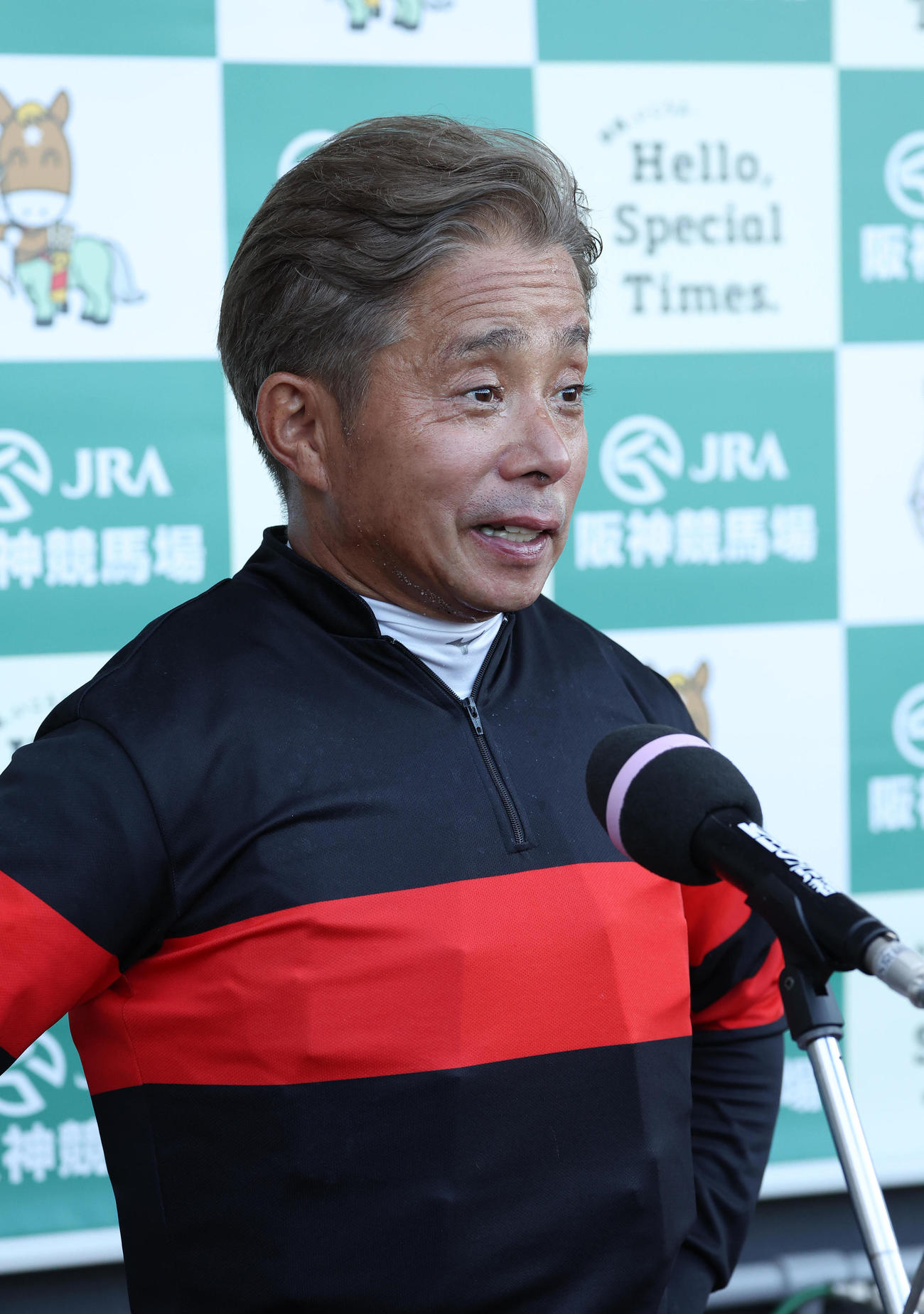 阪神11R、共同インタビューに笑顔で答える岩田康騎手（撮影・白石智彦）