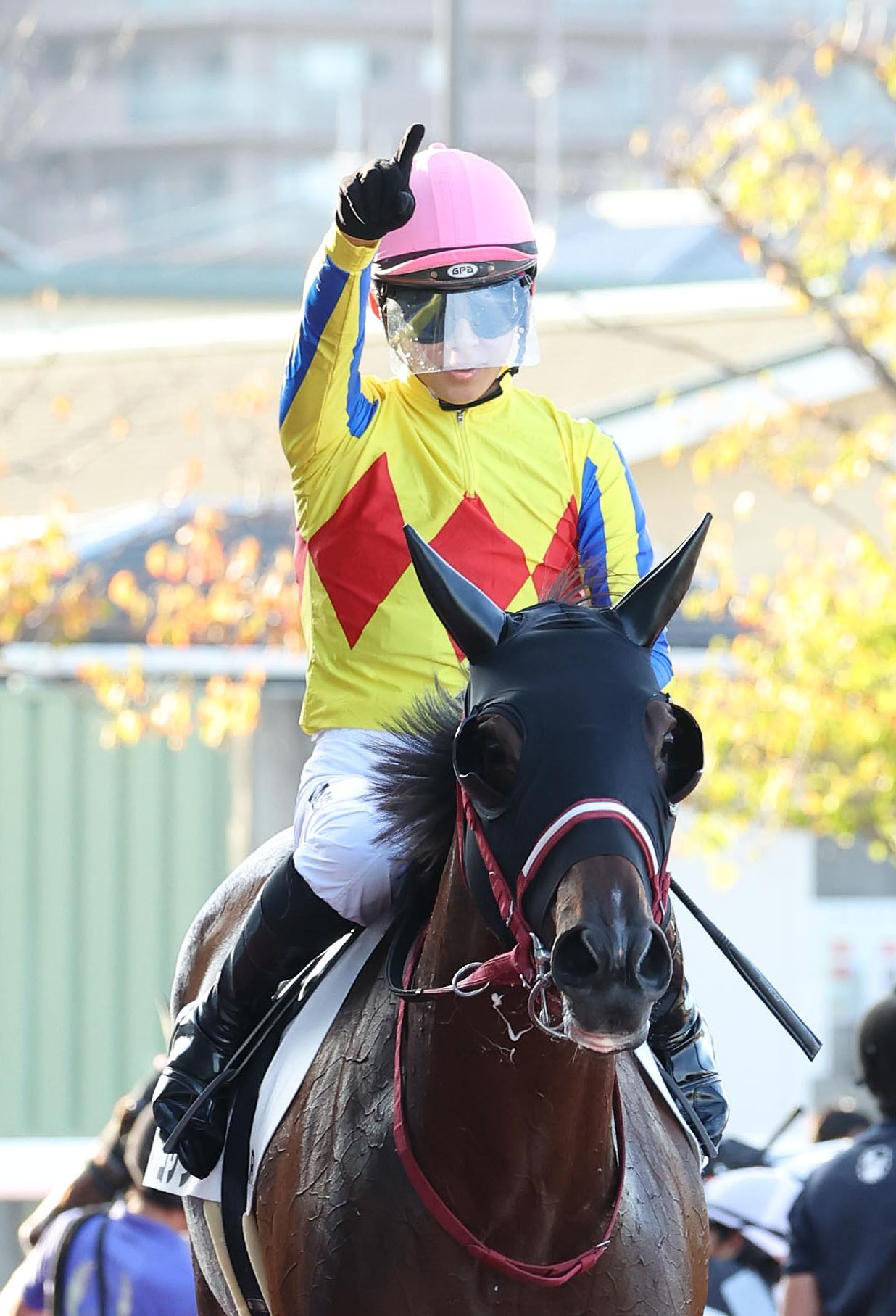タカネノハナコサンで阪神12Rを制してJRA通算100勝を達成しガッツポーズで引き揚げる高杉騎手（撮影・白石智彦）