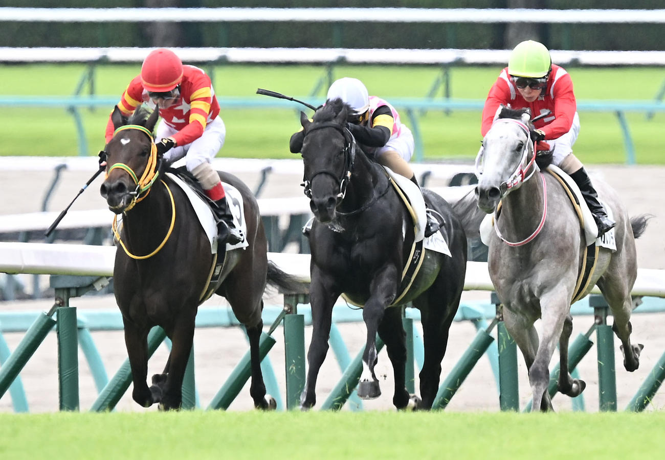 中山2R、2歳未勝利戦を制したトラスコンガーデンと吉田騎手（左）（撮影・千葉一成）