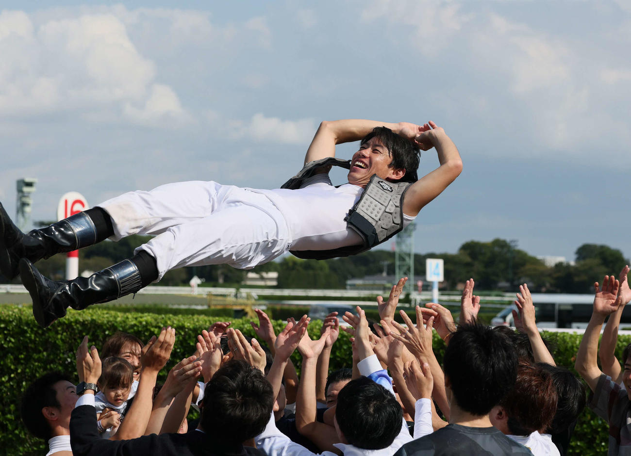 騎手仲間から胴上げされる宮崎騎手（撮影・丹羽敏通）