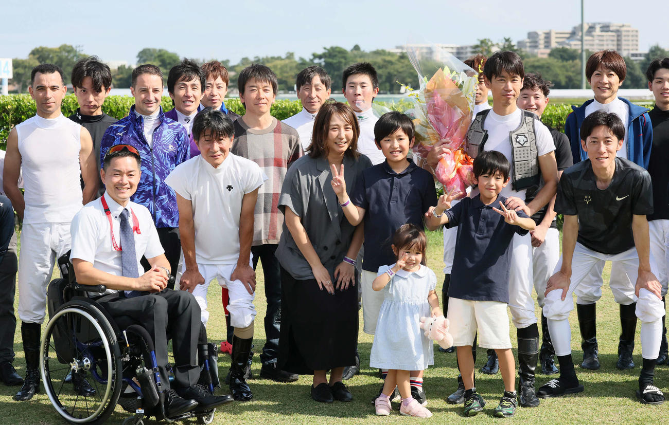 騎手仲間たちと写真に納まる宮崎騎手（撮影・丹羽敏通）