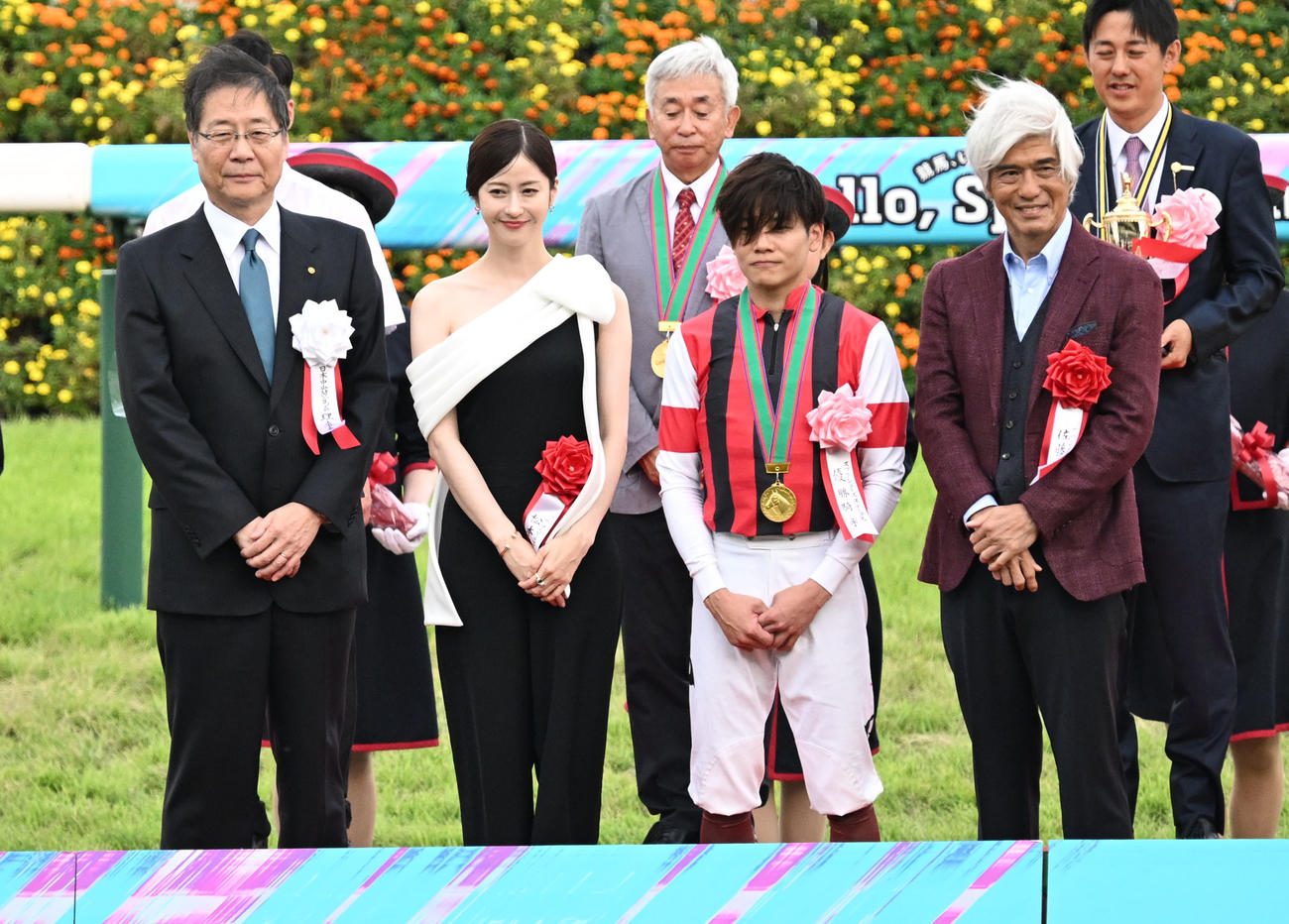 スプリンターズSの表彰式で記念撮影する、左からJRAの吉田会長、松本若菜、三浦騎手、佐藤浩市