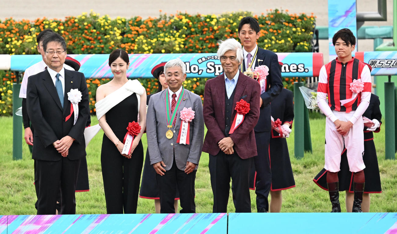 表彰式で記念撮影する、左からJRAの吉田会長、松本若菜、鹿戸師、佐藤浩市。右端は三浦騎手