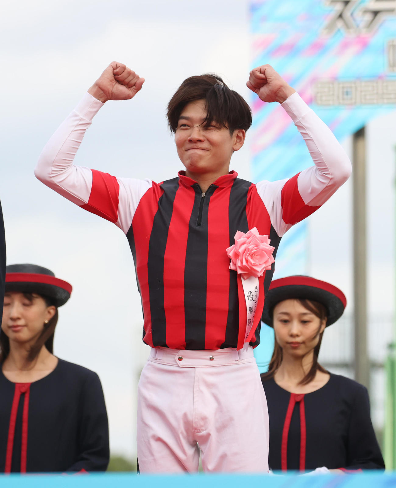 スプリンターズSを制したウインカーネリアンの三浦騎手はガッツポーズする（撮影・柴田隆二）　　