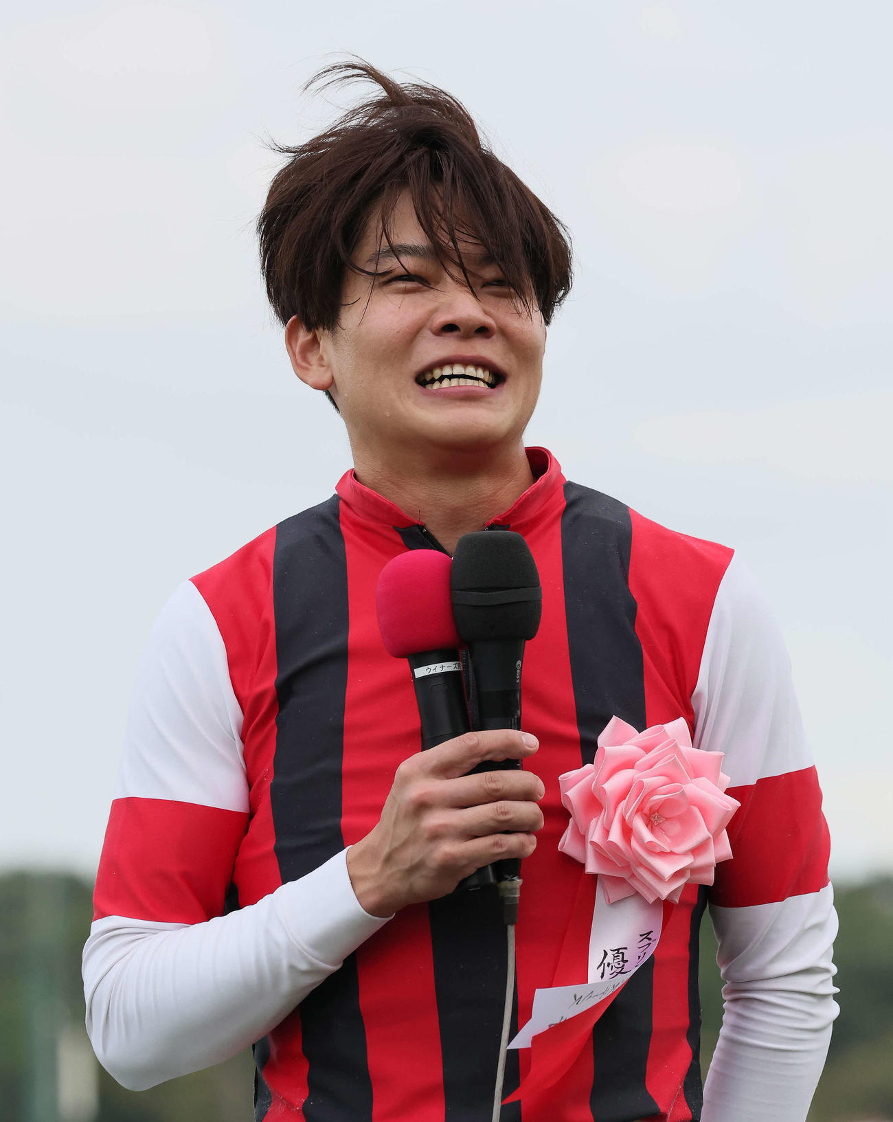 優勝インタビューに答える三浦騎手（撮影・丹羽敏通）