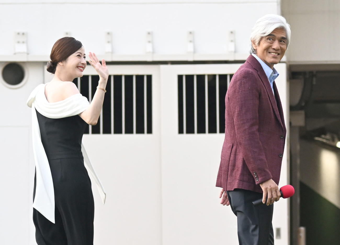 トークショーを行ったTBS系ドラマ「日曜劇場「ザ・ロイヤルファミリー」に出演の佐藤浩市（右）と松本若菜（撮影・千葉一成）