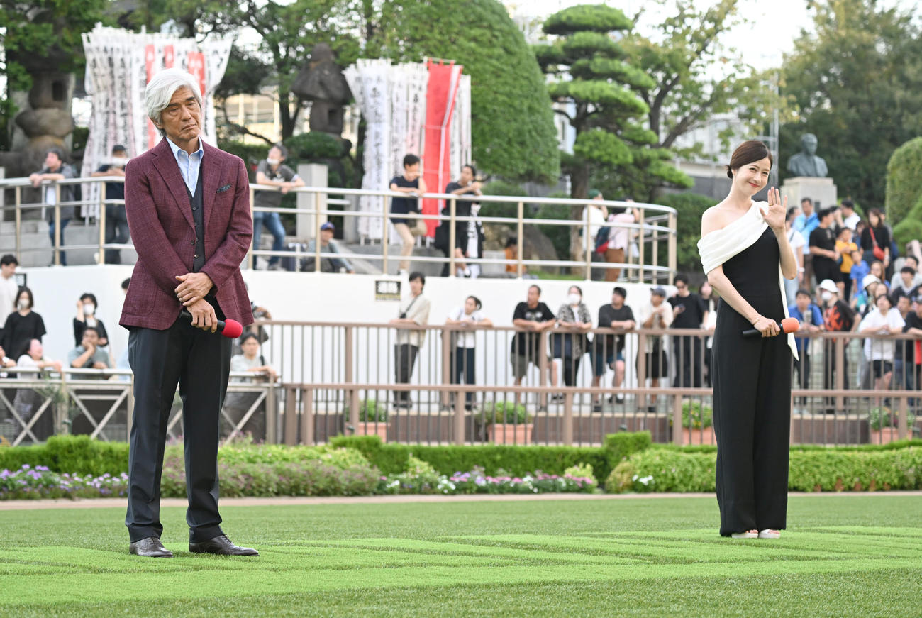 トークショーを行ったTBS系ドラマ「日曜劇場「ザ・ロイヤルファミリー」に出演の佐藤浩市（左）と松本若菜（撮影・千葉一成）