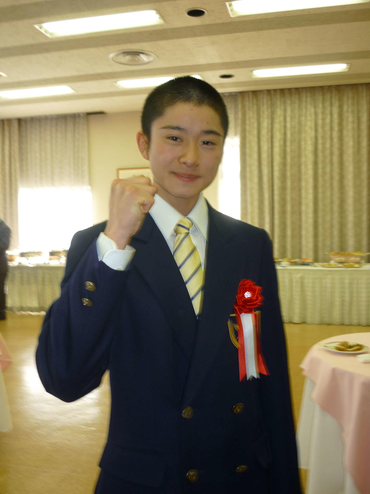 競馬学校26期生卒業式でガッツポーズの菅原隆一騎手（2010年撮影）