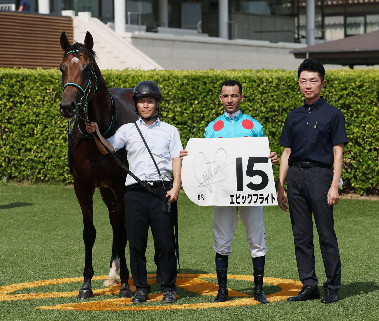 中山5R、2歳新馬戦を制したエピックフライトの口取りをするモレイラ騎手と黒岩師（撮影・丹羽敏通）