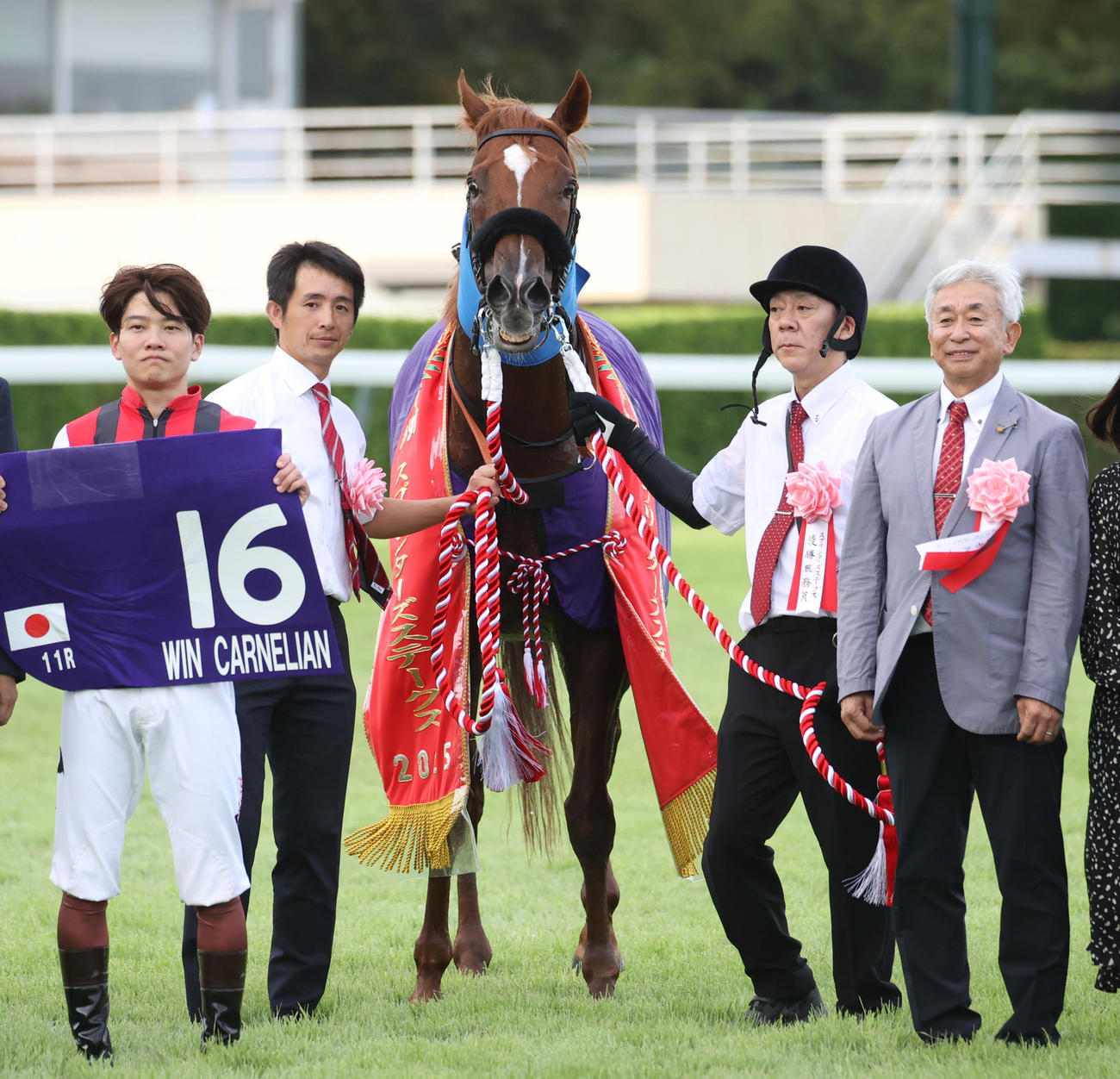 スプリンターズSを制したウインカーネリアンの三浦騎手（左端）と鹿戸調教師（右端）　　