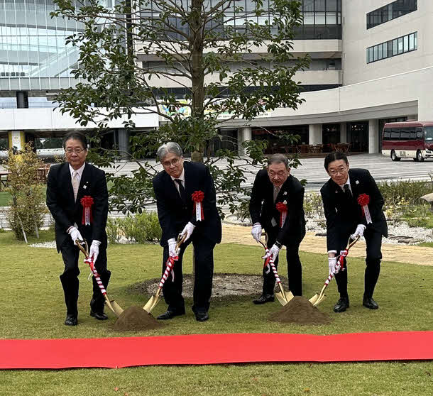 植樹式に参加したJRAの吉田正義理事長（左）ら（撮影・原田竣矢）