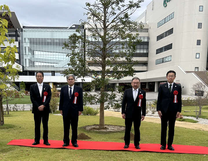 植樹式に参加した右からJRAの甲田啓京都競馬場場長、京都馬主協会の山田貢一会長理事、農林水産省畜産局の長井俊彦局長、JRAの吉田正義理事長（撮影・原田竣矢）2025年9月29日、京都競馬場