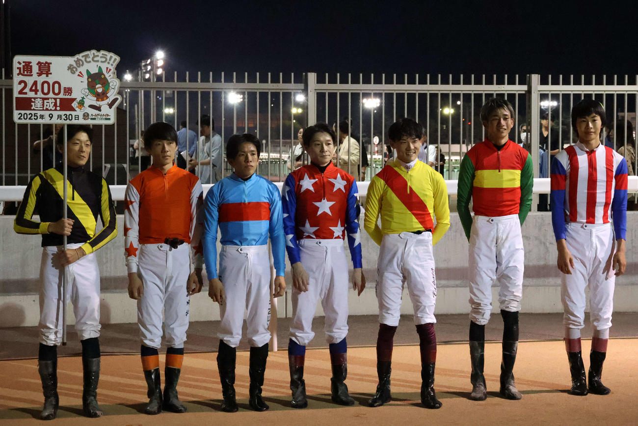 9月30日の船橋12Rで地方競馬通算2400勝を達成した大井の笹川翼騎手（右から3人目）