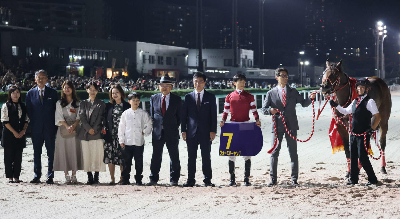 日本テレビ盃を制したフォーエバーヤングの口取りをする矢作師、藤田オーナーと坂井騎手（撮影・丹羽敏通）