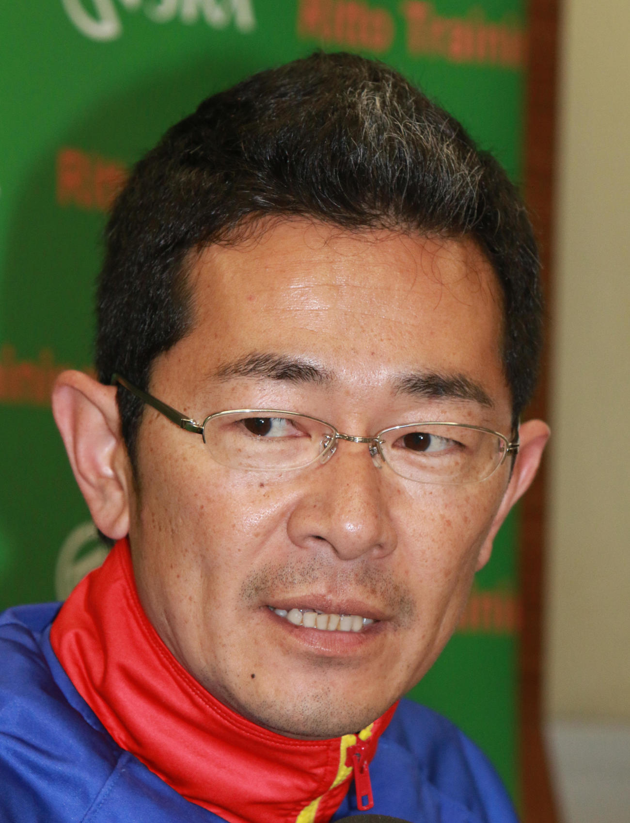 尾関知人調教師（2015年4月撮影）