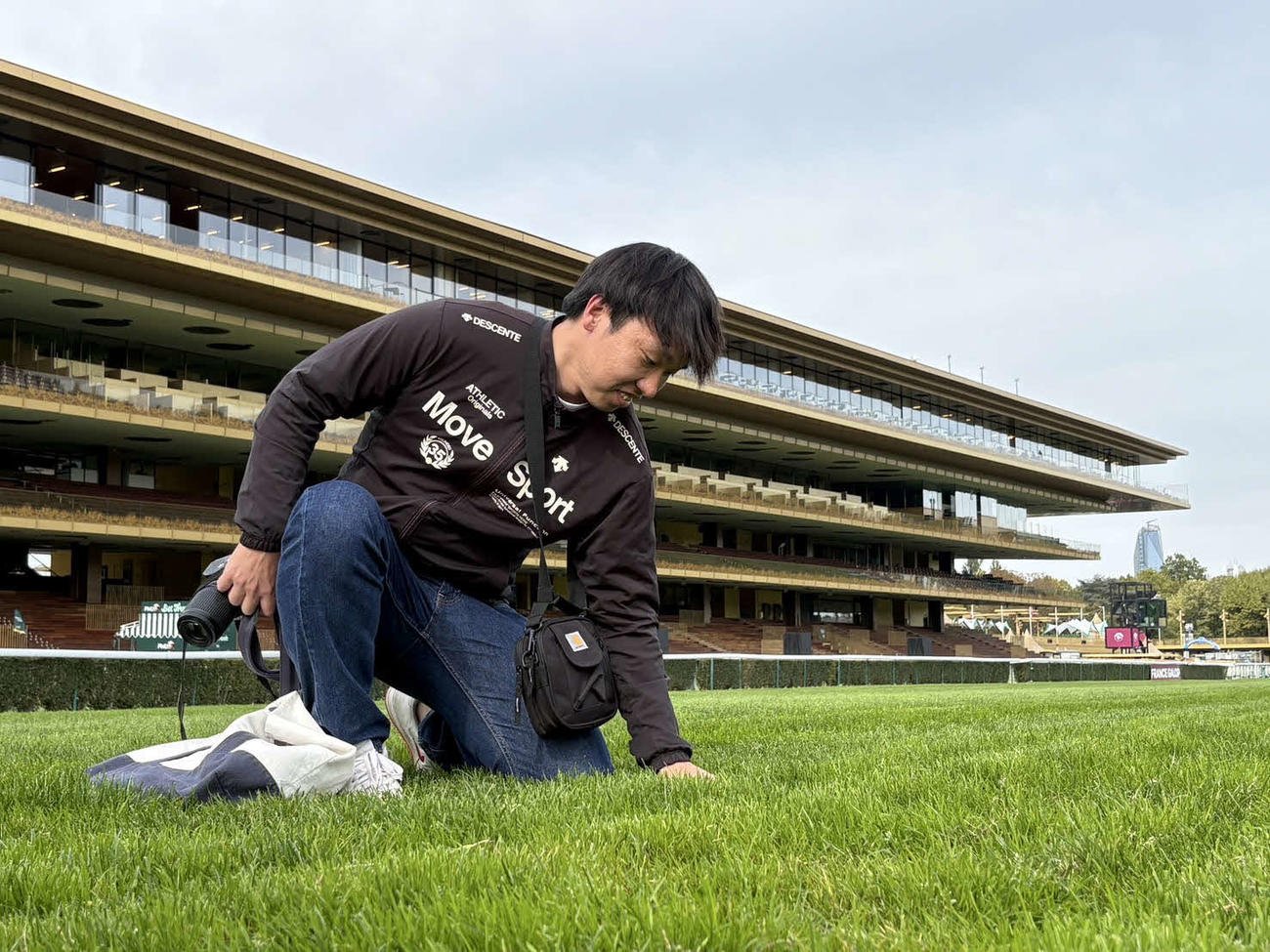 パリロンシャン競馬場の芝コースを確かめる藤本真育記者