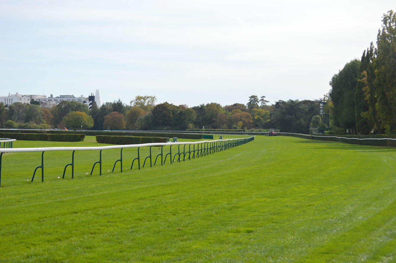 パリ大賞後に改修工事されたパリロンシャン競馬場のフォルスストレート全長