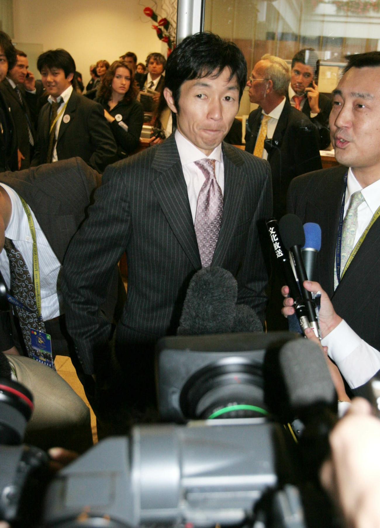 06年凱旋門賞後の会見で渋い表情の武豊騎手