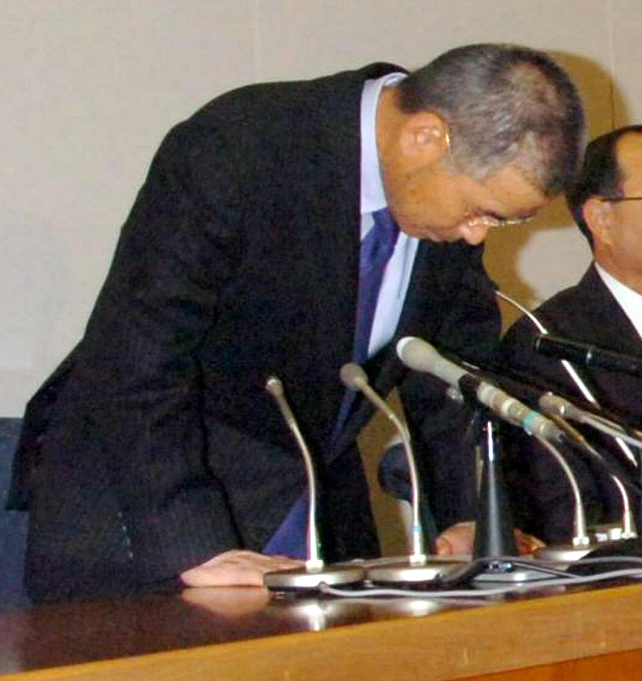 06年11月、凱旋門賞での処分発表会見で頭を下げる池江泰郎調教師