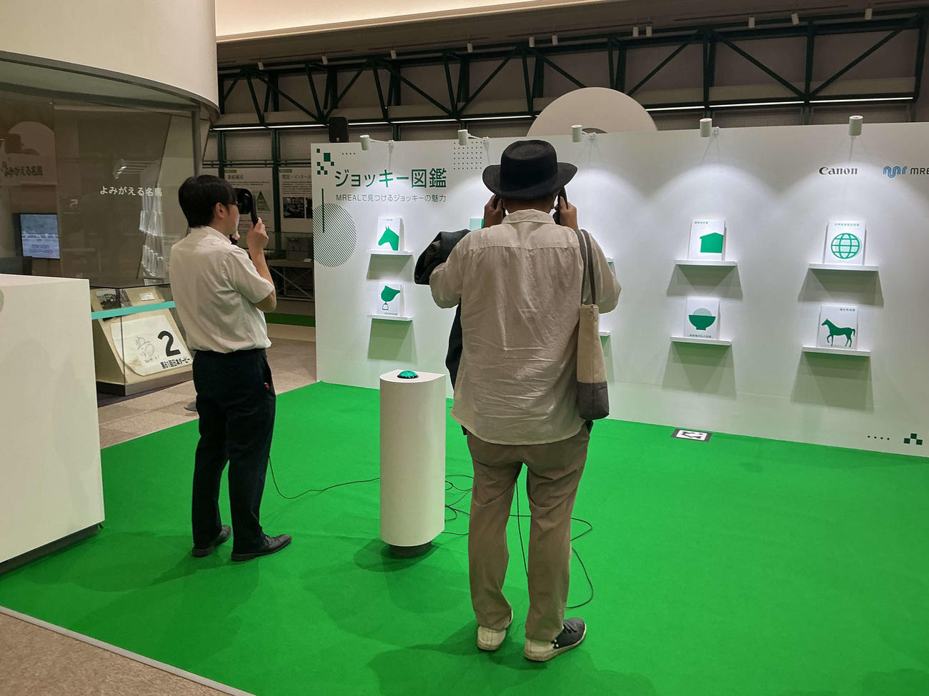 JRA競馬博物館で開催中の新3D－CG映像体験「ジョッキー図鑑」を体験する報道陣