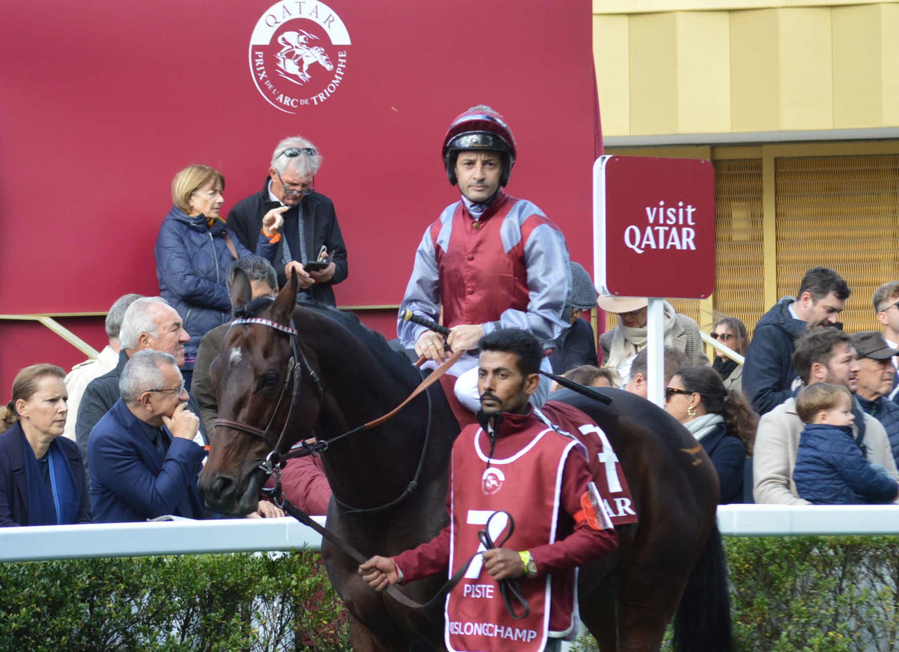 4日、パリロンシャン競馬場4Rでハーパーにエキストラ騎乗したルメール騎手