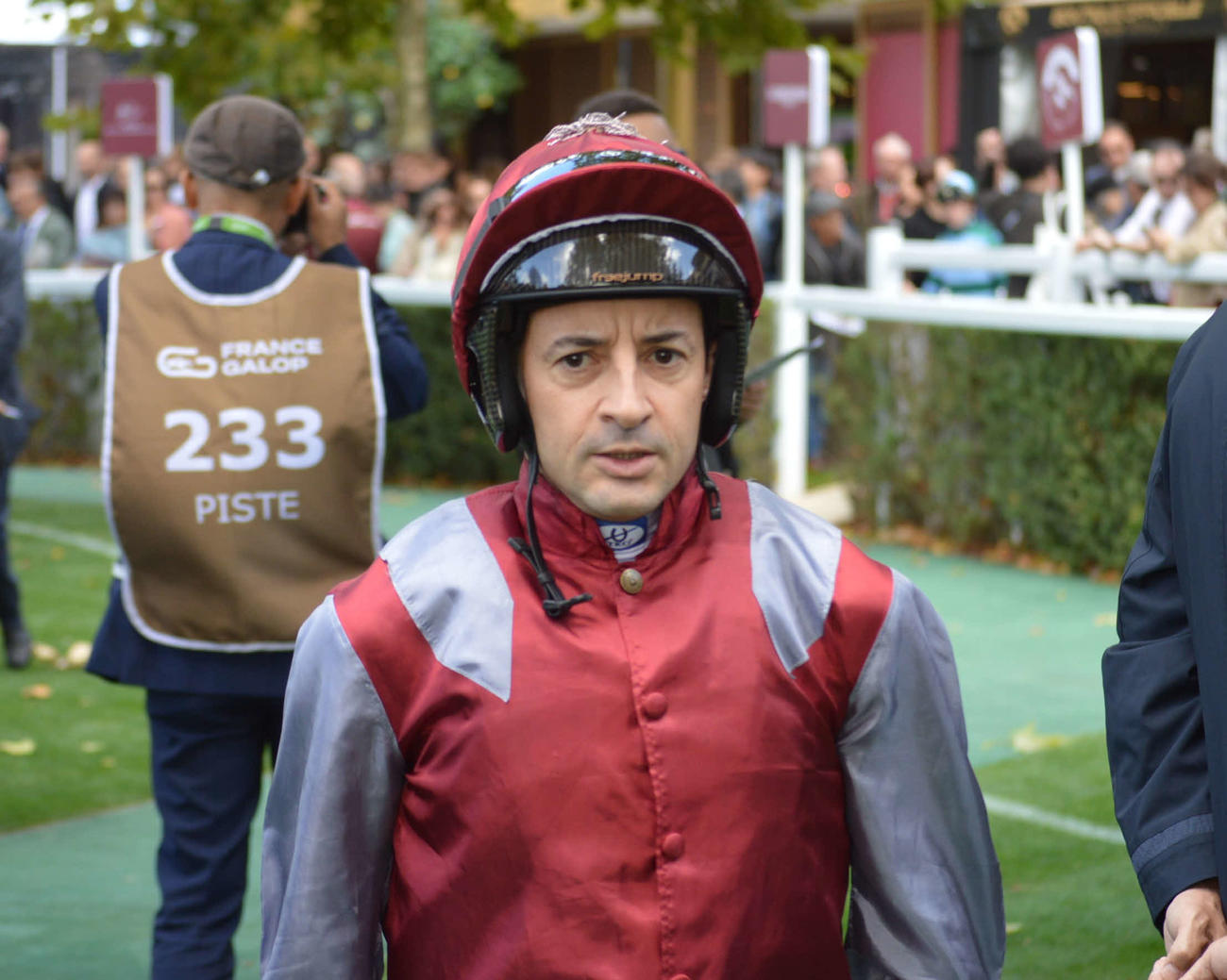 4日、パリロンシャン競馬場4Rでハーパーにエキストラ騎乗したルメール騎手