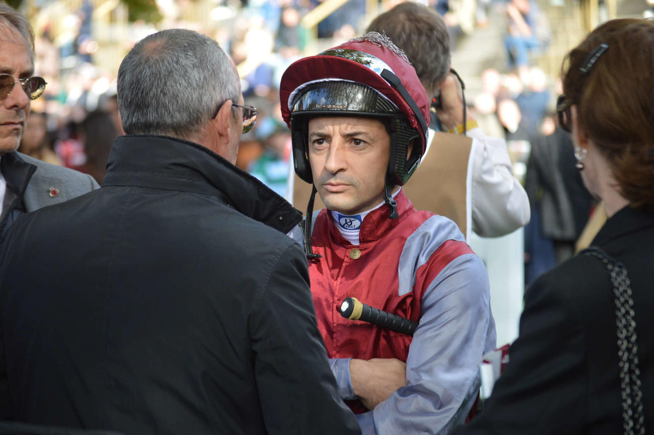 4日、パリロンシャン競馬場4Rでハーパーにエキストラ騎乗したルメール騎手