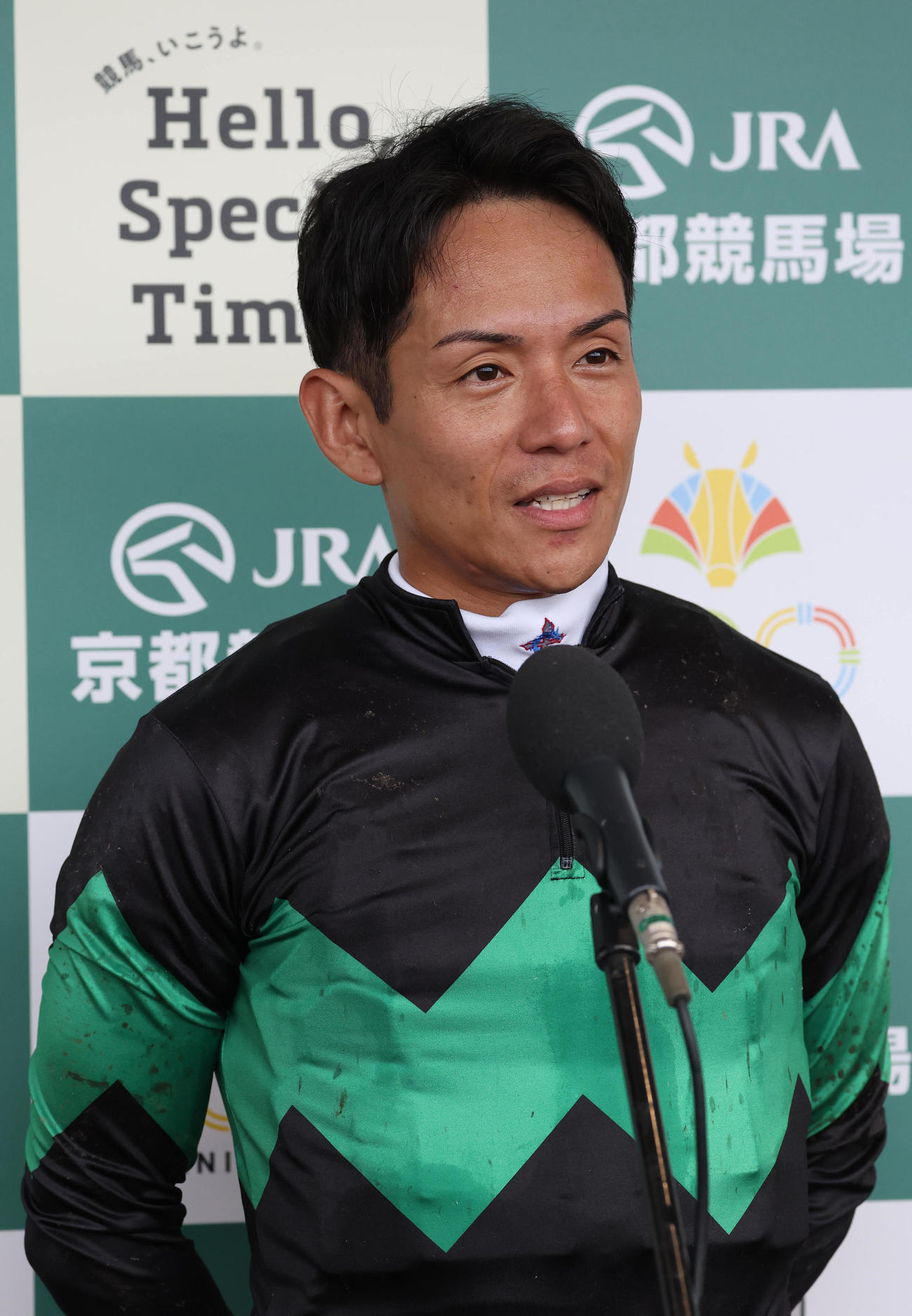 共同インタビューに笑顔で答える浜中騎手（撮影・白石智彦）