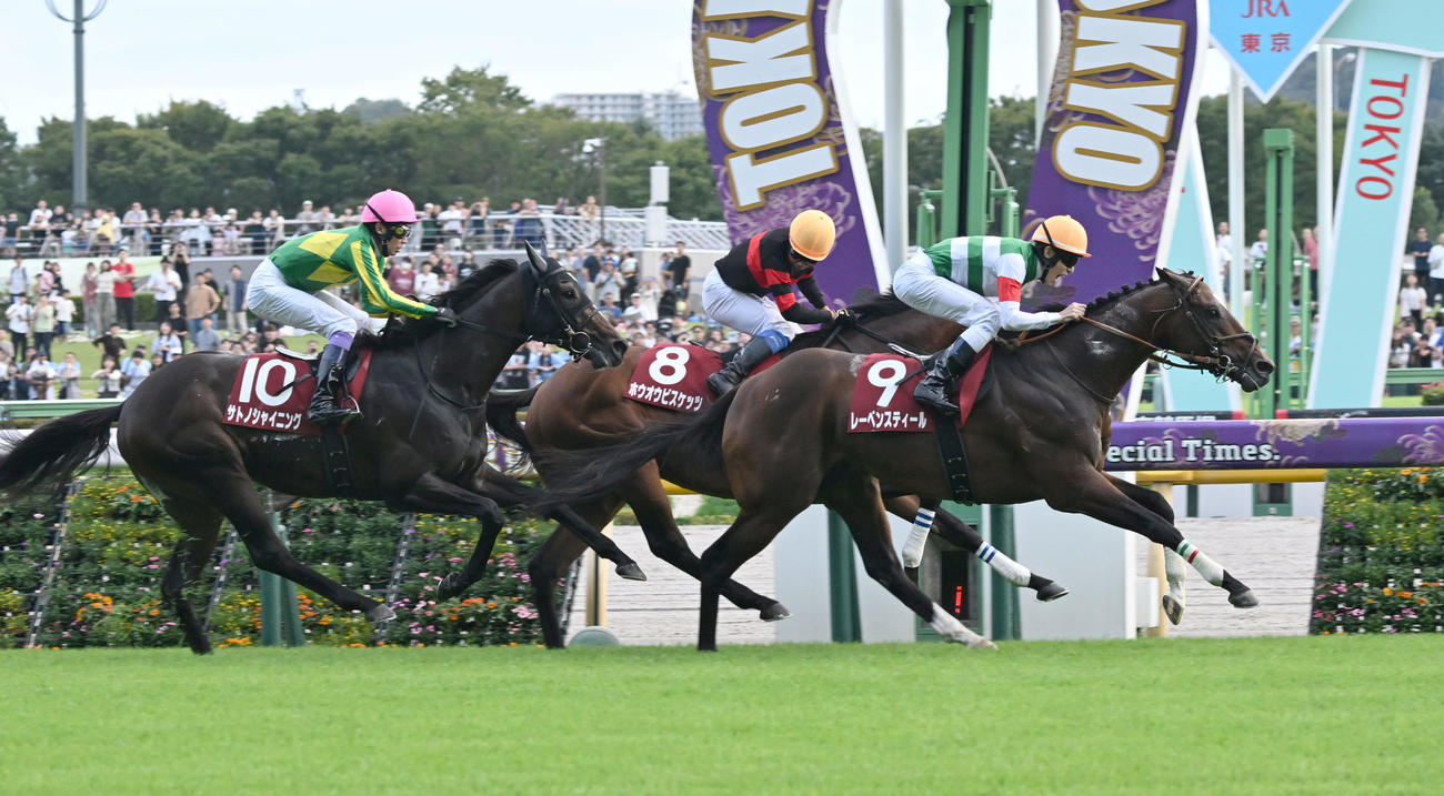 毎日王冠を制したレーベンスティールと津村騎手。中央は2着のホウオウビスケッツ