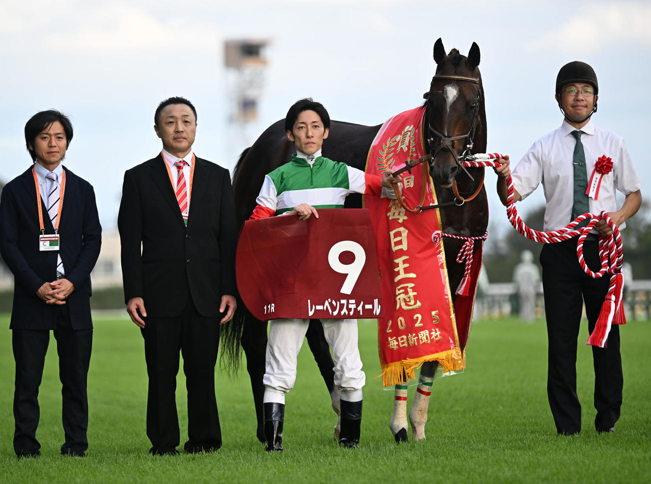 毎日王冠を制したレーベンスティールの口取りをする津村騎手（撮影・千葉一成）